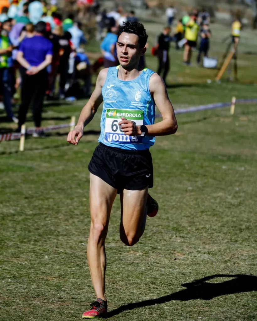 Daniel Gómez corriendo un cross con la equipación del Club de Atletismo Arroyomolinos