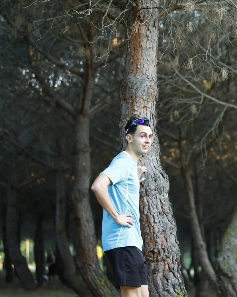 Daniel Gómez con ropa de correr durante un entrenamiento en un pinar