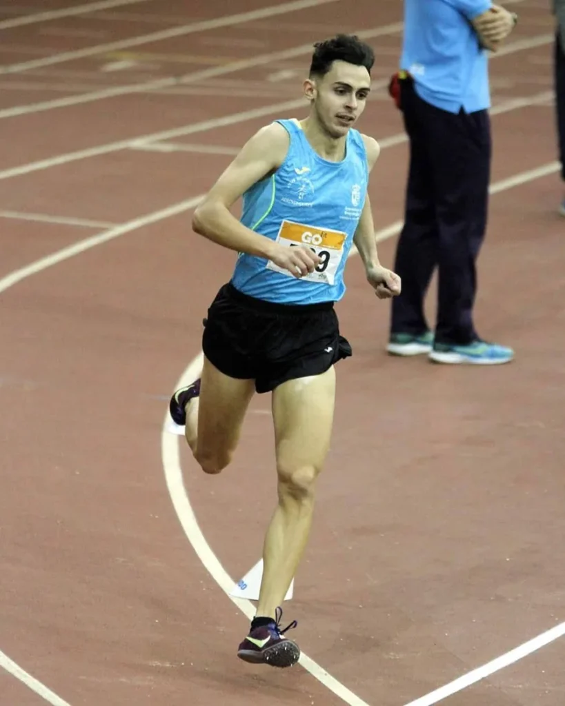 Daniel Gómez compitiendo en pista cubierta con la equipación del Club de Atletismo Arroyomolinos