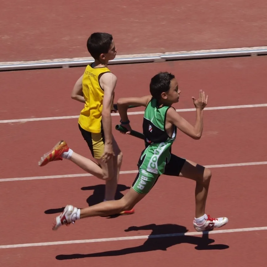 Daniel Gómez, de niño, corriendo un relevo en una pista de atletismo