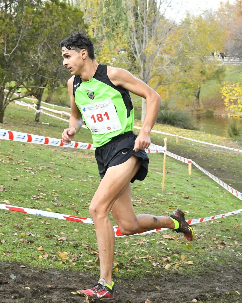 Daniel Gómez corriendo un cross con la equipación del CD Ciudad Rivas