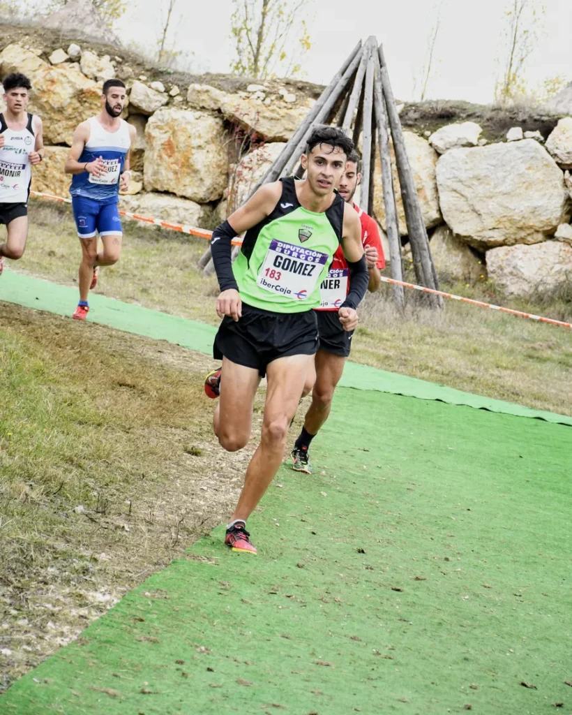 Daniel Gómez en cabeza de grupo durante un cross nacional