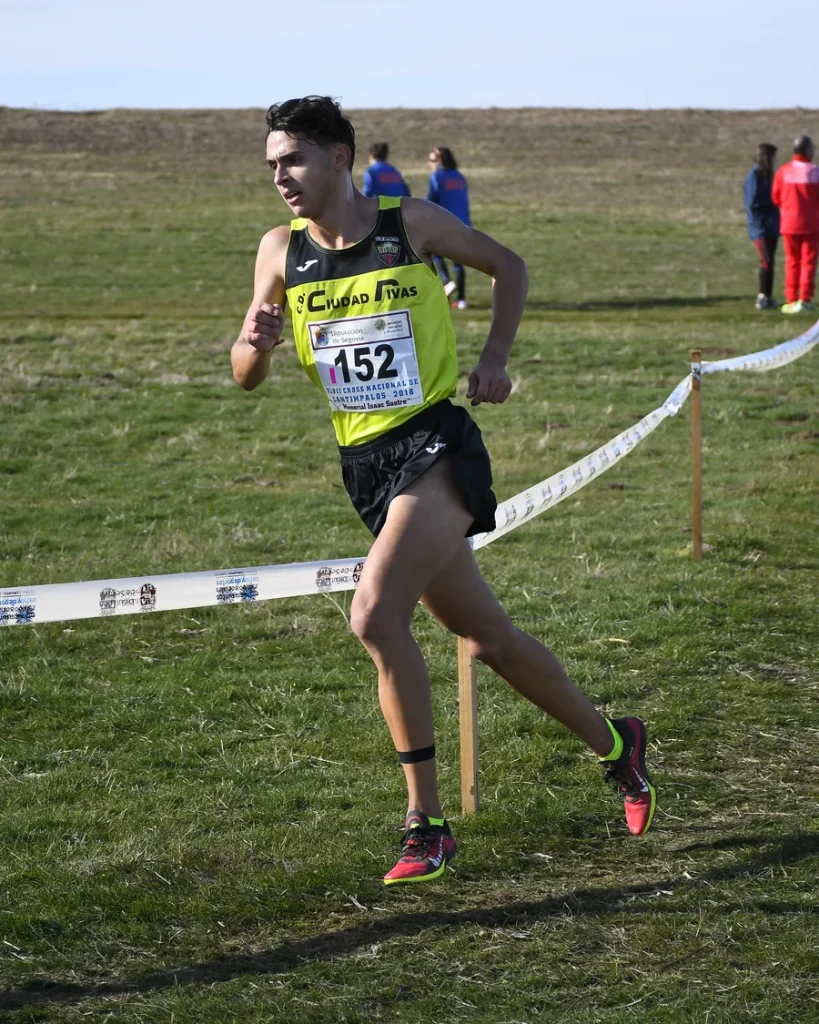 Daniel Gómez compitiendo en un cross nacional con el CD Ciudad Rivas