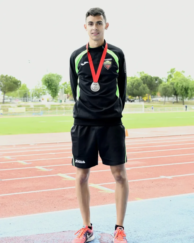 Daniel Gómez con la equipación del CD Ciudad Rivas en una pista de atletismo